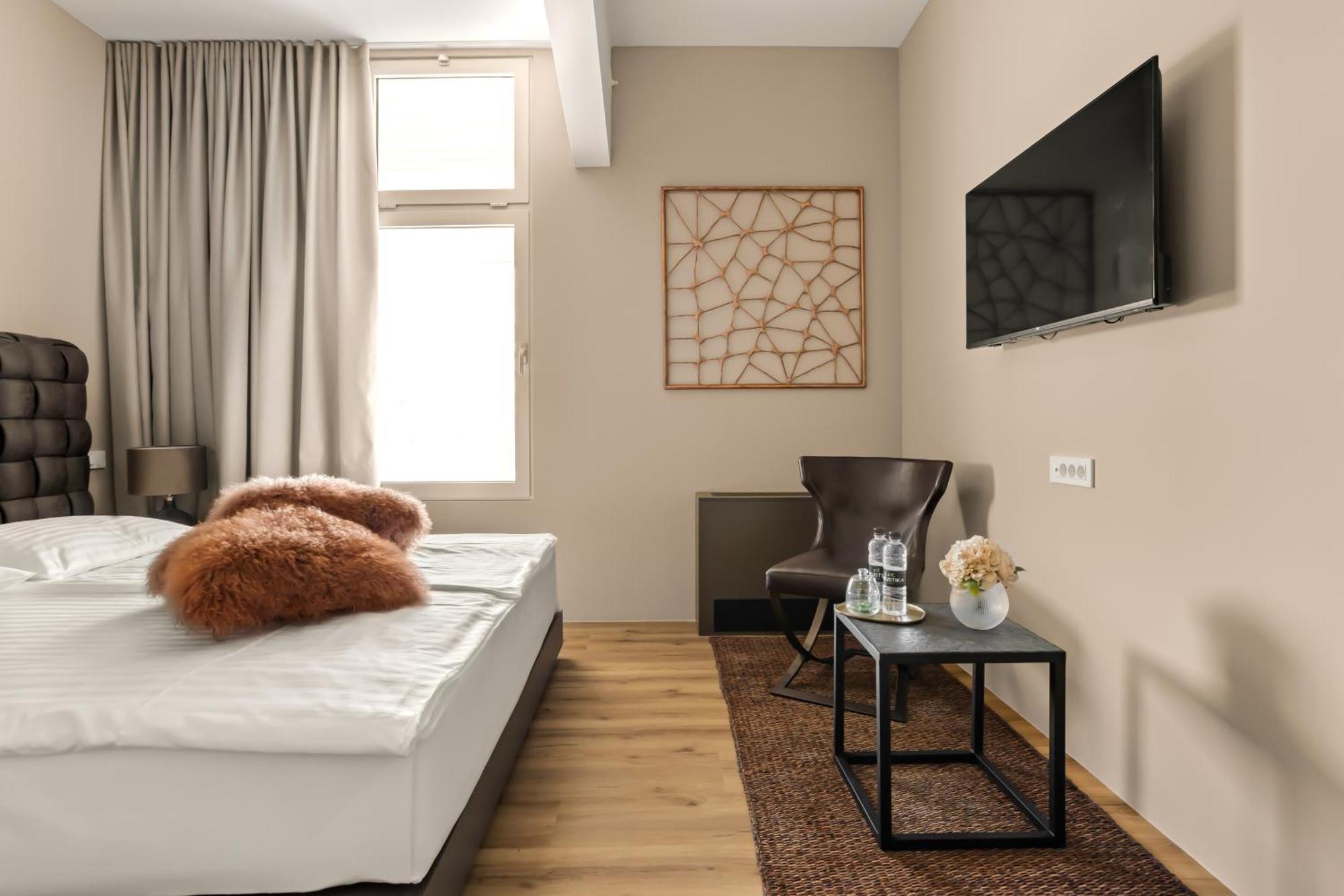 Harmonija & Free Parking Menges