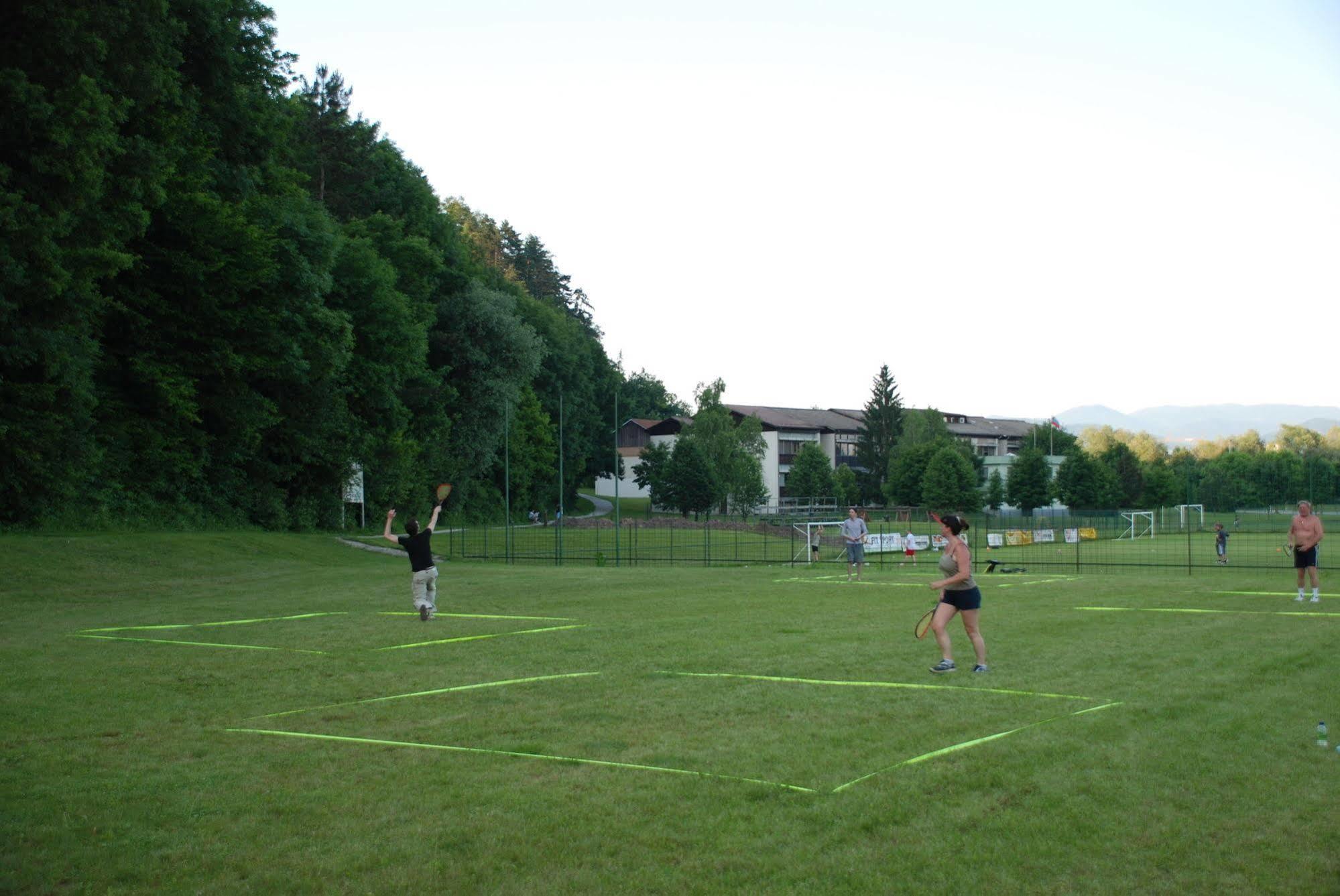 Harmonija & Free Parking 2* Menges