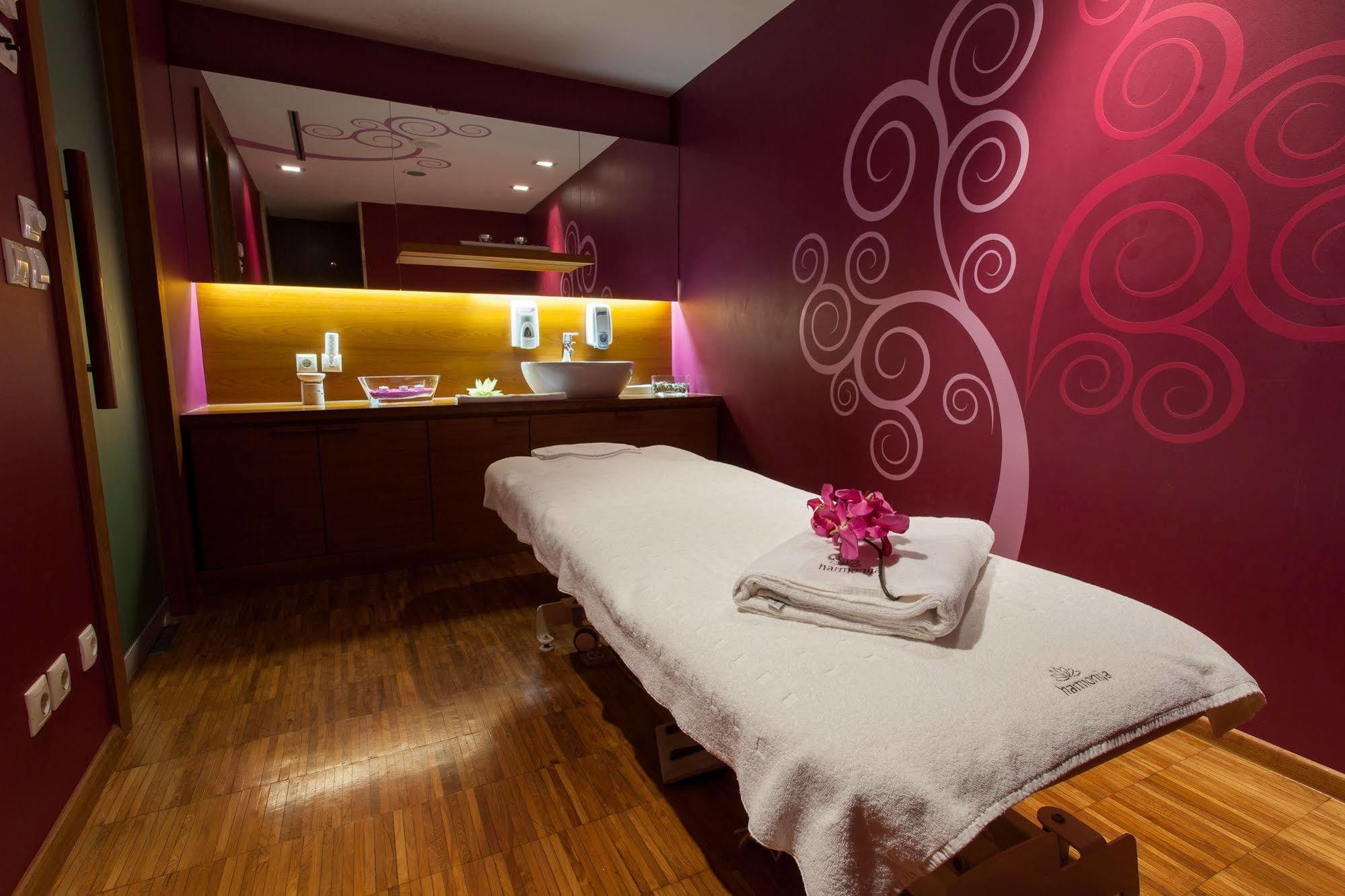 Harmonija & Free Parking Hotel 2*