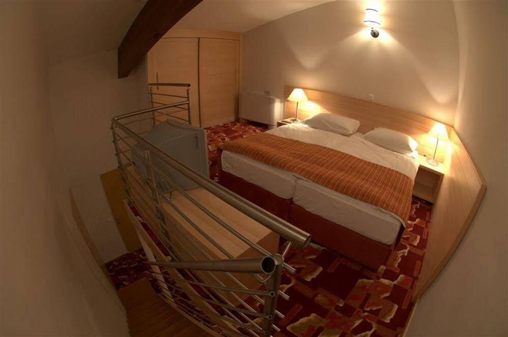 Harmonija & Free Parking Hotel 2*